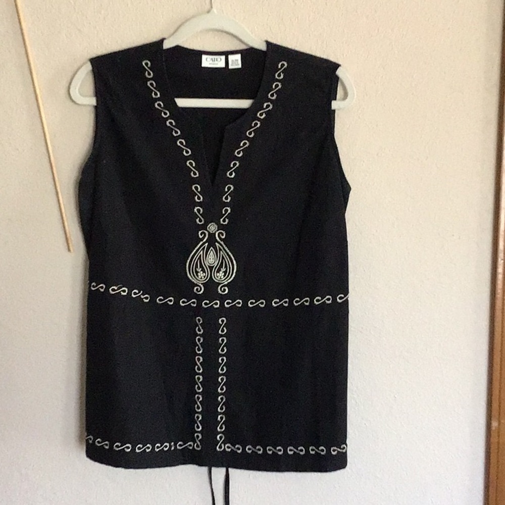 CATO black & cream sleeveless top with back tie detail. See measurements